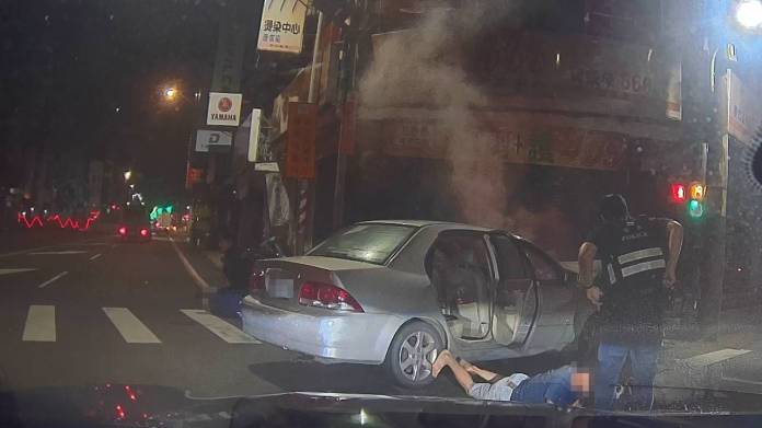 【有片】又是喪屍煙彈!違規拒檢加速逃 撞到車子冒煙還不下車 91 2107541 0