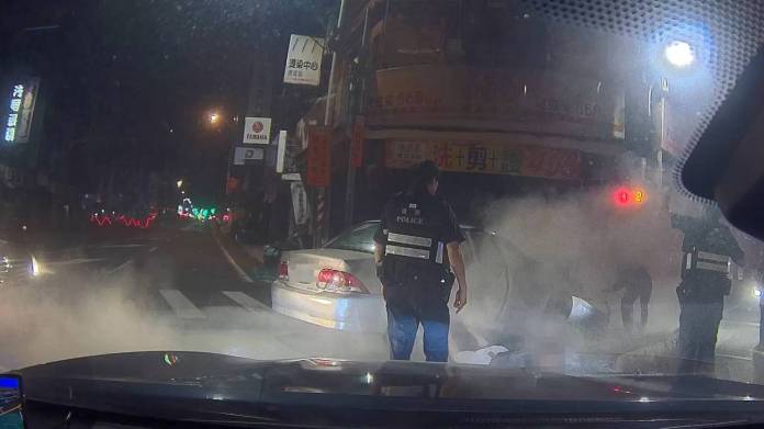 【有片】又是喪屍煙彈!違規拒檢加速逃 撞到車子冒煙還不下車 92 2107542 0