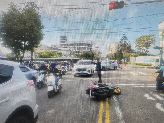 【有片】疑身體不適沿路撞3車 下秒竟直接開走 91 S 12746974 0
