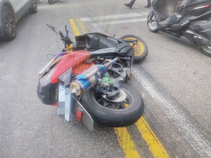 【有片】疑身體不適沿路撞3車 下秒竟直接開走 92 S 12746975 0