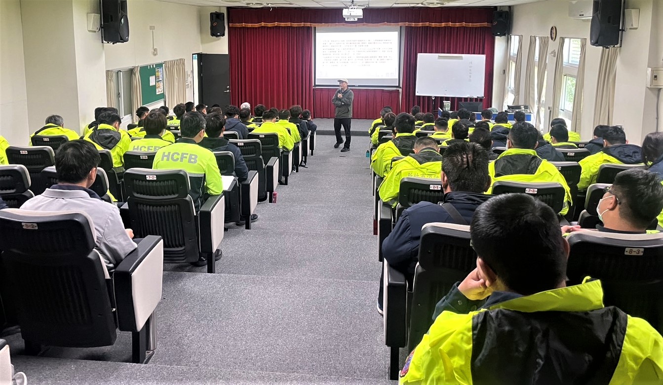 講座中，消防人員全神貫注的聆聽。（圖/記者林照東翻攝）