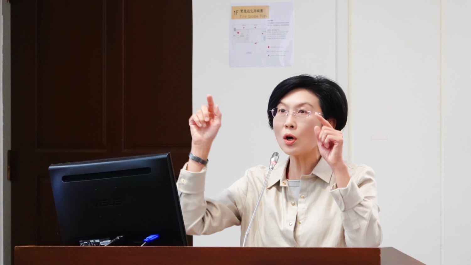 林岱樺委員質詢時呼籲農業部強化國家畜產競爭力,並完善動物醫療保障,建立非營利犬貓血庫。(圖\林岱樺國會辦公室)