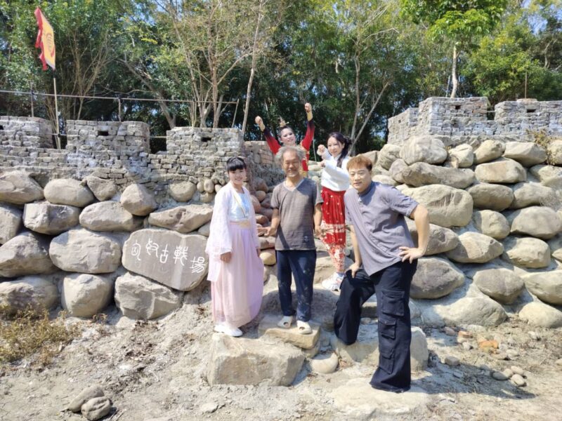 圖文:傜洞古城古墓傳奇 時空錯亂 磅礡氣勢 打卡新景點、華煬娛樂吳覲藜及酷思玩創意不由自主表演「木蘭歸」舞蹈。