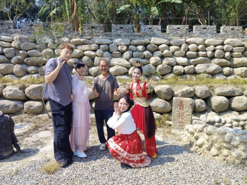 圖文:傜洞古城古墓傳奇 時空錯亂 磅礡氣勢 打卡新景點、華煬娛樂吳覲藜及酷思玩創意不由自主表演「木蘭歸」舞蹈。
