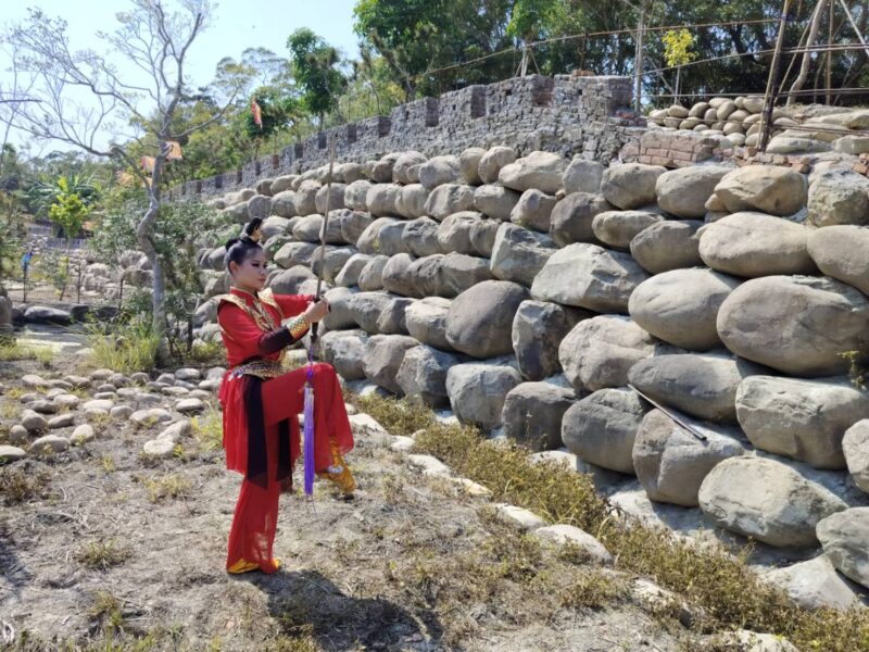 圖文:傜洞古城古墓傳奇 時空錯亂 磅礡氣勢 打卡新景點、華煬娛樂吳覲藜及酷思玩創意不由自主表演「木蘭歸」舞蹈。