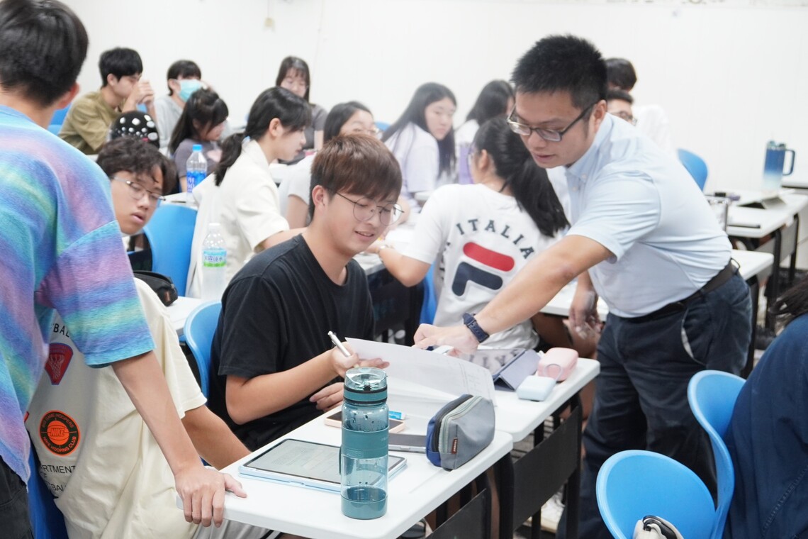 國立中山大學全英專班,圖為應用數學系副教授林晉宏進行微積分課程。