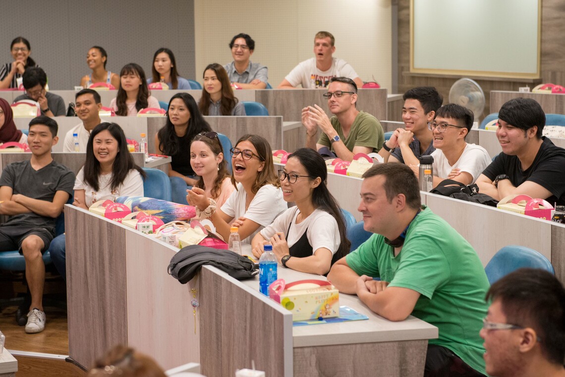 國立中山大學積極推動國際化雙語校園,提供學生全方位的英語學習環境。