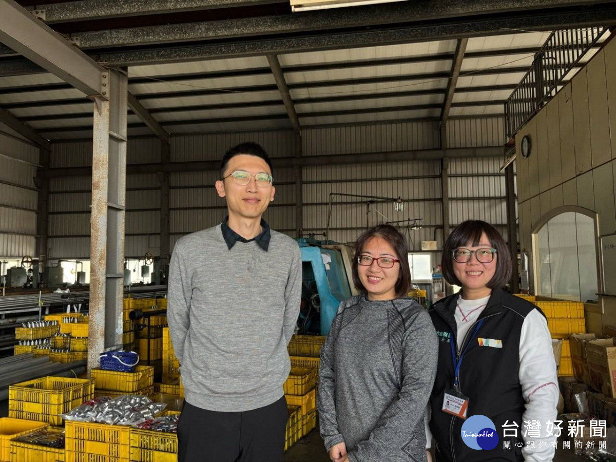 彰化線西就業服務台就服員到碩達股份有限公司探視小秦(圖中),雇主(圖左)對小秦的工作表現讚譽有加。圖/中彰投分屬提供