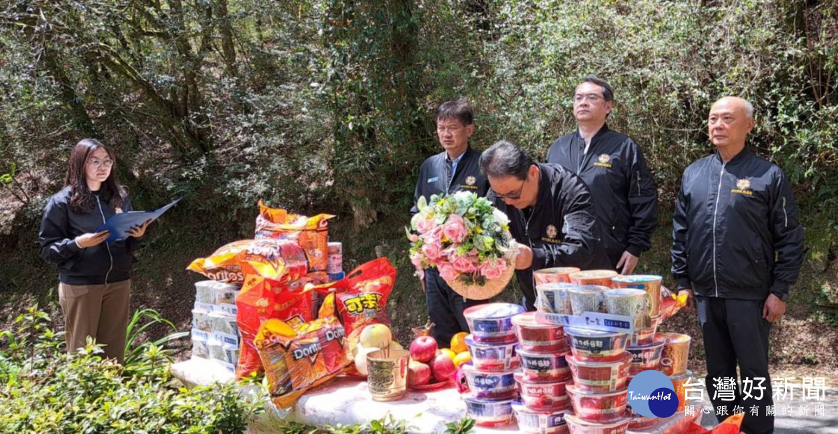 新竹榮服處處長鞠宗顯（左三）向榮民英靈獻花致意。