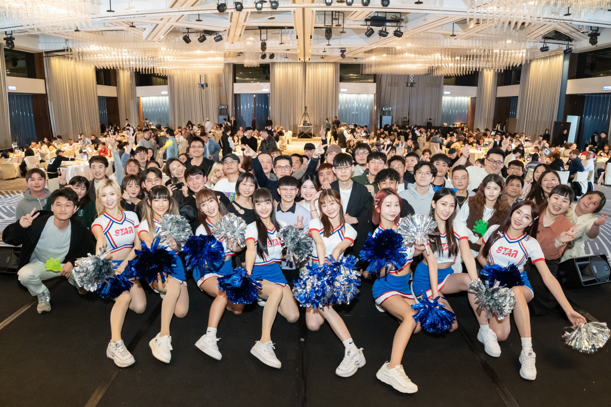 金田興業春酒盛會熱力開場，啦啦隊表演點燃全場，總經理帶領員工共創20年輝煌未來。（圖／金田興業提供）