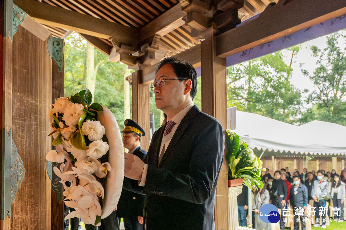 張市長向烈士英靈獻花。