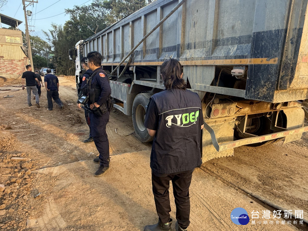 警方與環保稽查人員聯手攔查棄土車。