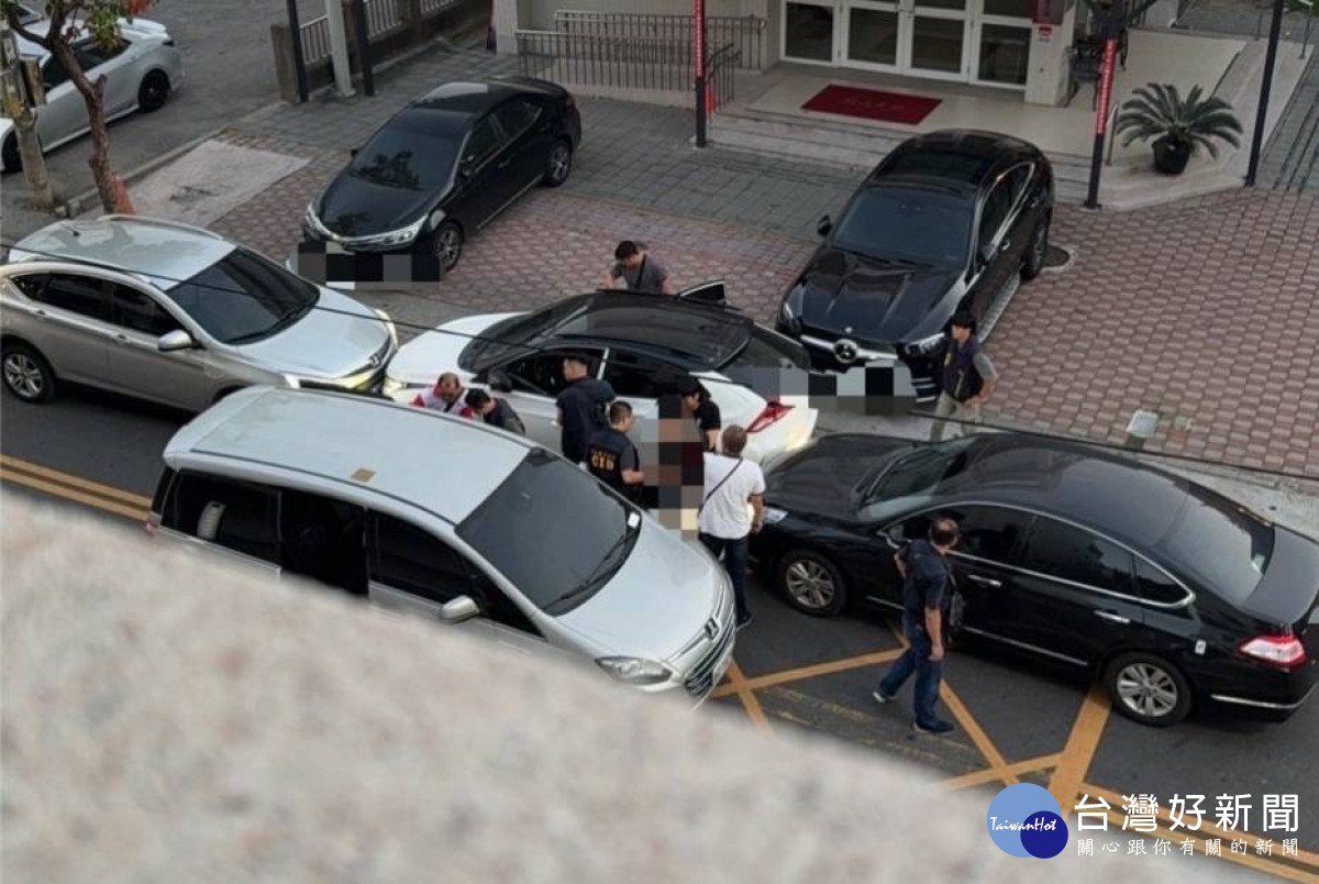 雲林縣刑大同仁以3部偵防車包夾，並擊破劉嫌車窗逮人／警方提供