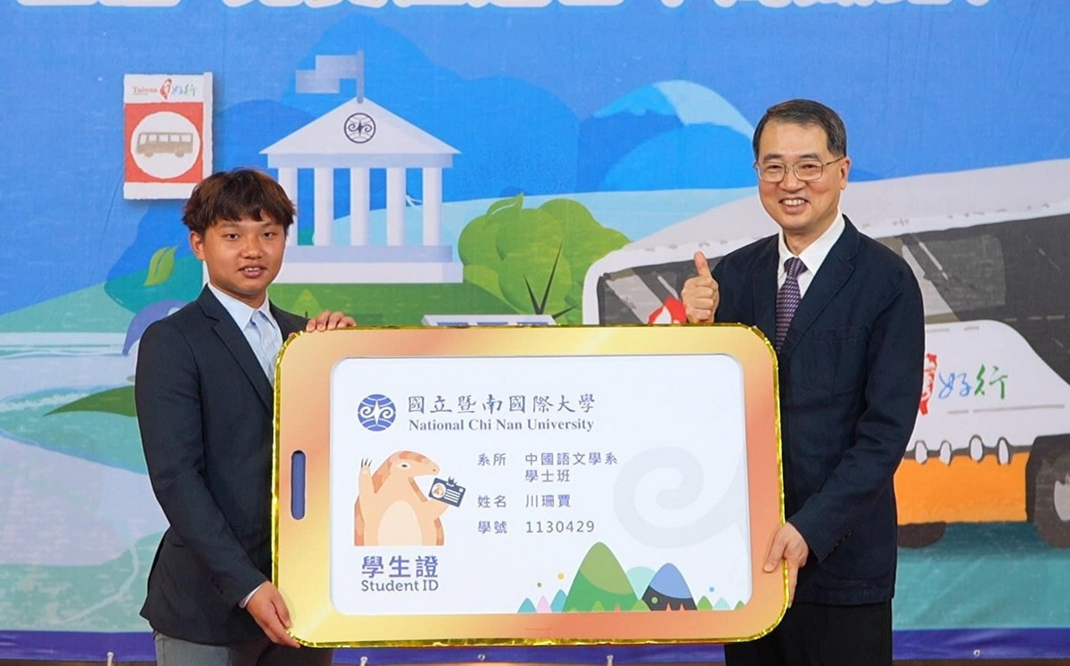 暨大學生可憑學生證，免費搭台灣好行往返高鐵台中站。（暨大提供）
