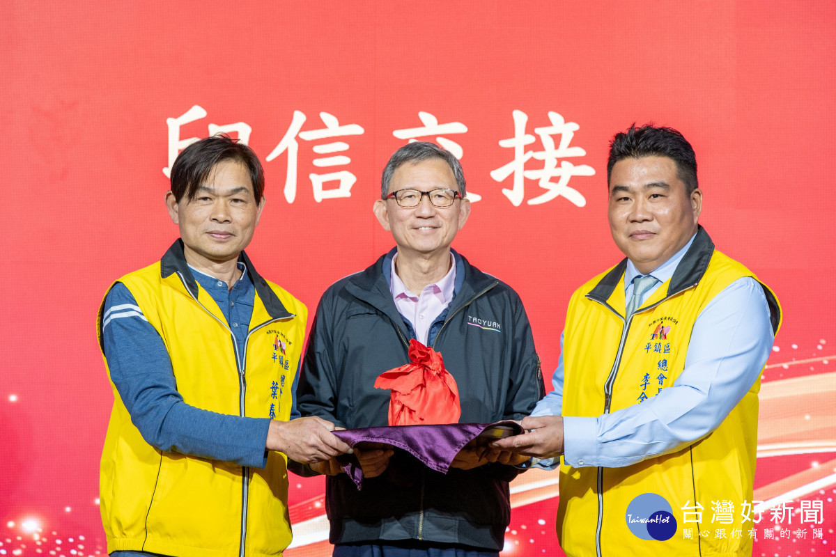 新卸任總會長交接印信。