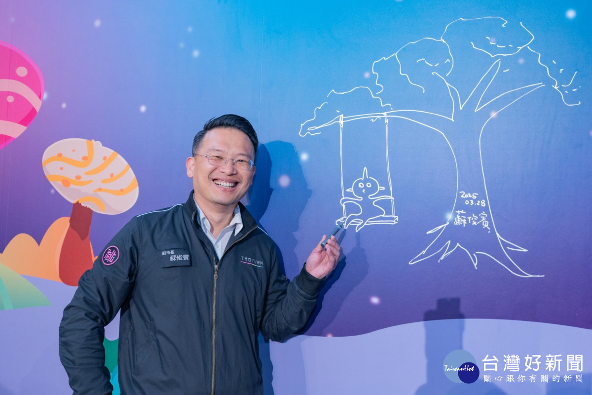 蘇副市長於開幕記者會上即興創作。<br /><br />