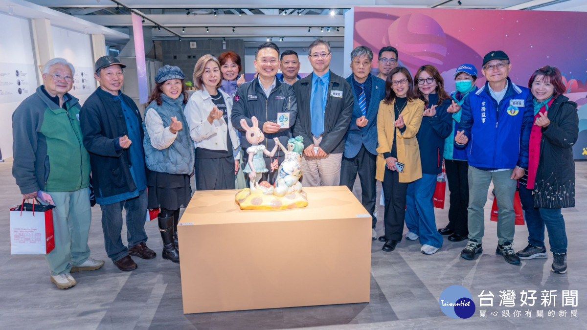 蘇副市長與貴賓於展品前合照。