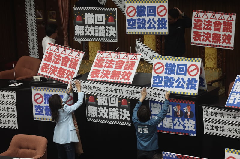 民進黨立法院黨團28日一早7點拆除議場門上封條,搶先進入,在場內布置封條,並以標語手牌占據主席台。中央社