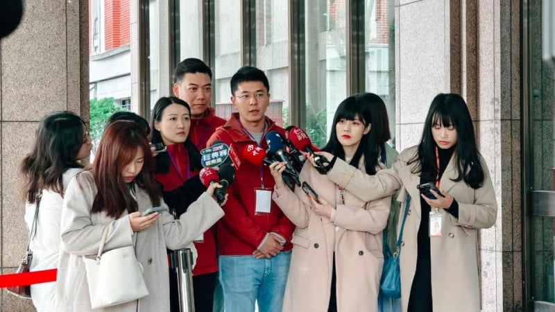 罷免吳沛憶領銜人李孝亮(中間受訪者)27日表示,擔任領銜人是他自願的。 翻攝李孝亮臉書