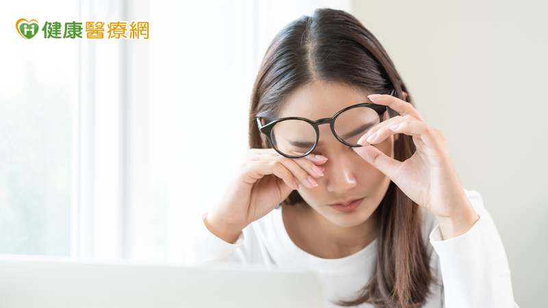 上班族盯電腦別忘了「眨眼」!每按1鍵眨一次眼 眼睛保持濕潤助預防乾眼症