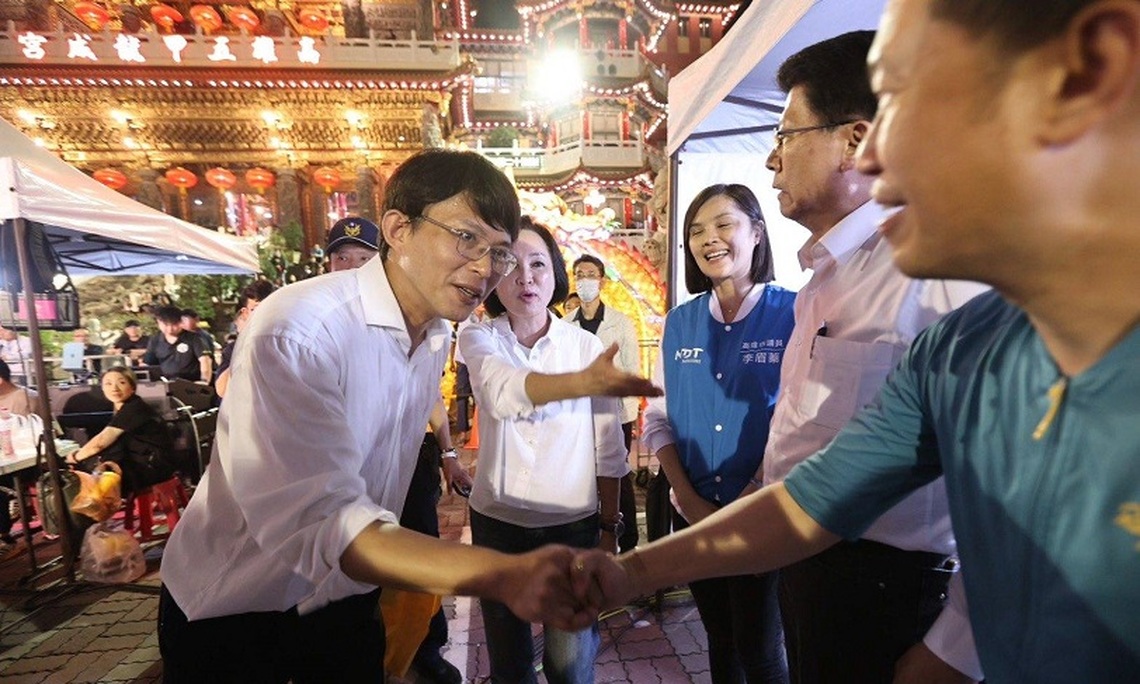 民眾黨主席黃國昌高雄宣講現場沸騰 群眾高喊「民進黨還錢」!