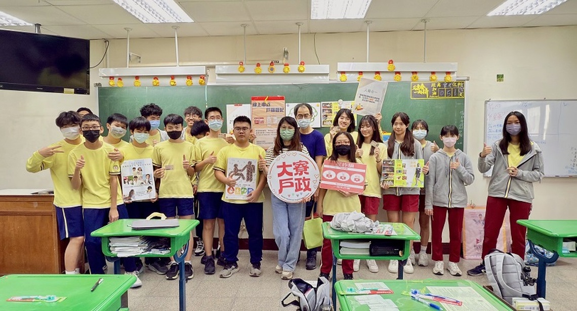 大寮戶政前進6校園 協助學生順利領取首張身分證