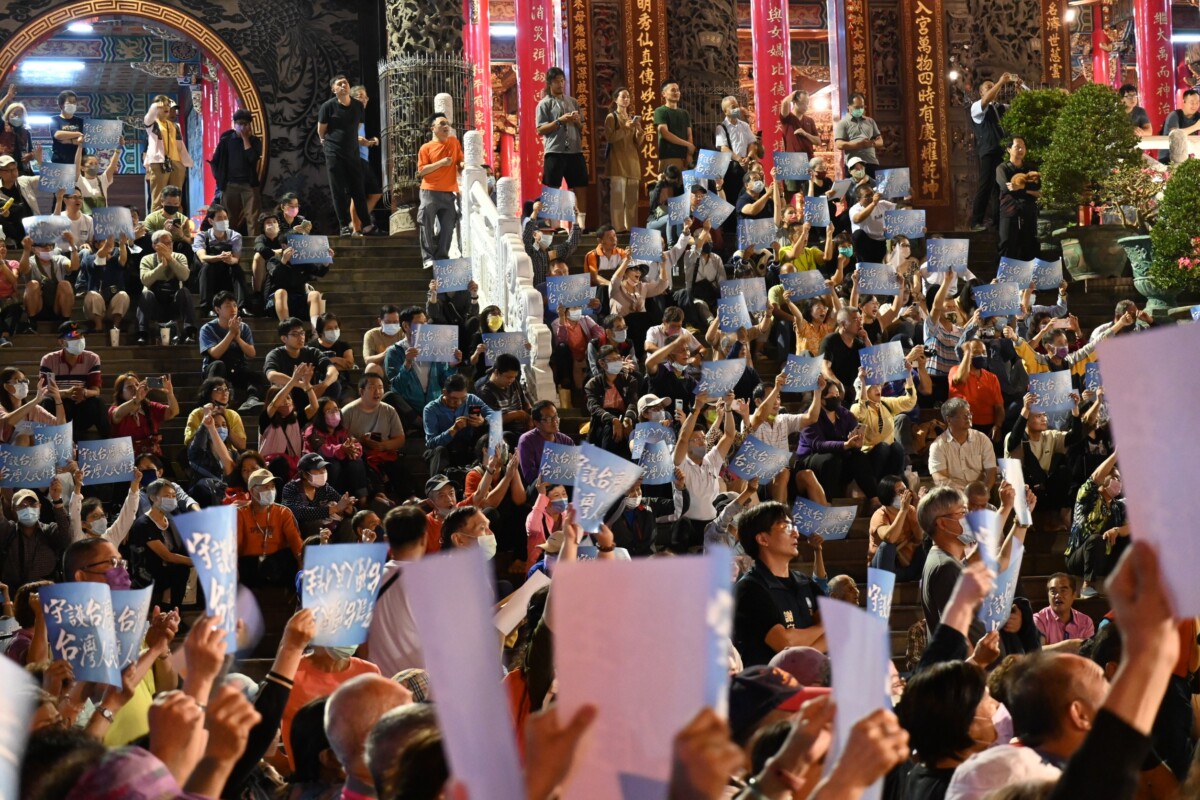 ▲圖說：藍白陣營大咖齊聚，支持者更加廣場擠得水洩不通。( 記者李堂安翻攝) 