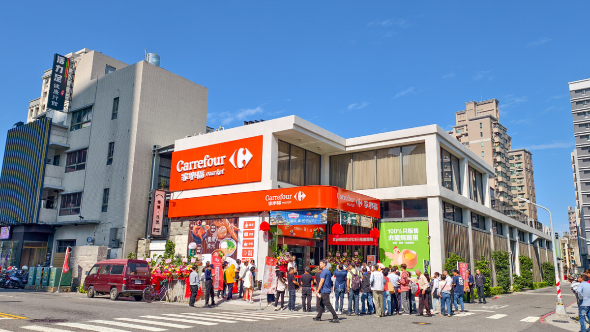 ▲家樂福左營文上店位於漢神巨蛋百貨附近,前身是文尚會館。(圖/記者黃淑貞攝)