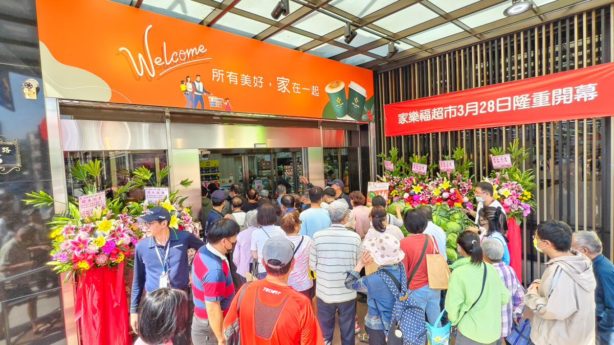 ▲家樂福左營文上店今天早上一開幕，就湧入不少民眾前來撿便宜。（圖/記者黃淑貞攝）