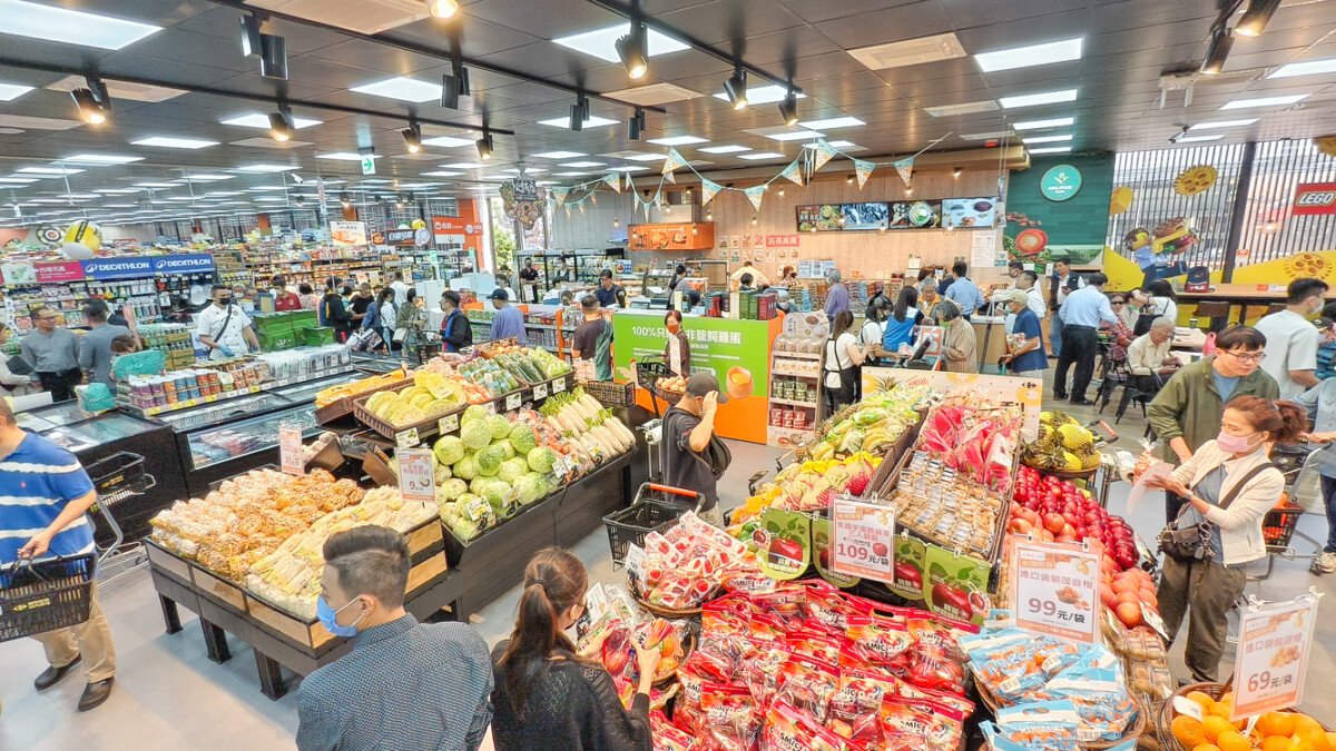 ▲家樂福左營文上店商品齊全，店內更與知名運動品牌迪卡儂合作，提供各式健身食品與營養補給品。（圖/記者黃淑貞攝）