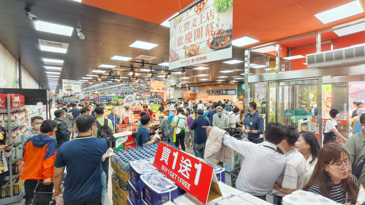 ▲家樂福左營文上店今天開幕，不少商品推出買一送一的超狂優惠。（圖/記者黃淑貞攝）