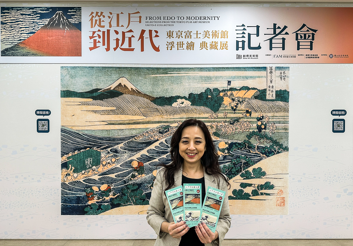 ▲創價美術館呂慧甄館長展示創美館與故宮南院的兩館聯名藏書票，憑此票券至故宮南院可享八折優惠。（圖/記者黃淑貞攝）
