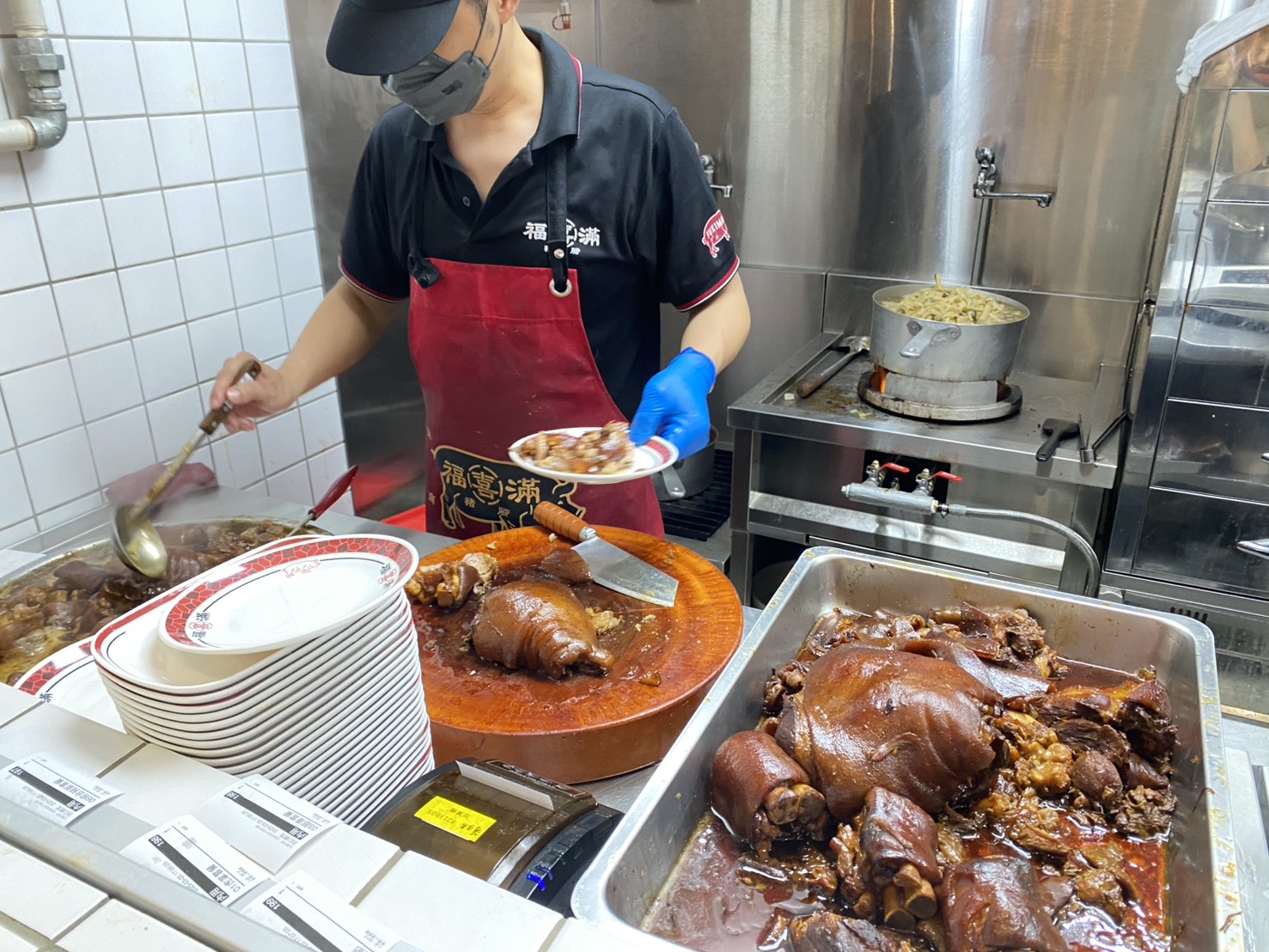 福喜滿豬腳加上自製辣椒更是美味，福喜滿被認為是近期最值得一試的豬腳店之一。圖/記者葉佳欣拍攝