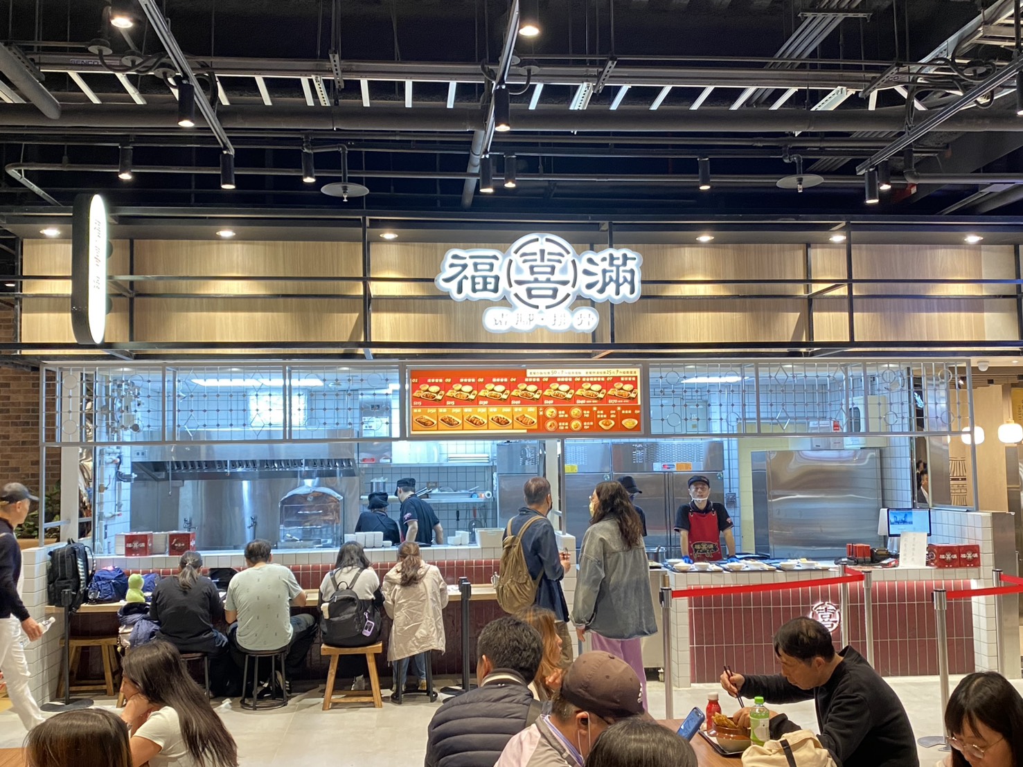 福喜滿豬腳進駐南港lalaport，把傳統美味帶到商場百貨。圖/記者葉佳欣拍攝
