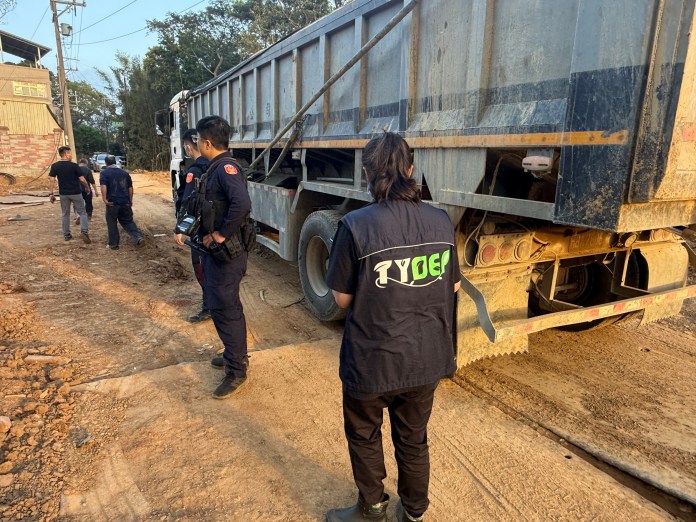 桃園建管處攜手環警 業者亂倒廢土當場被逮 59 S 96264392 0