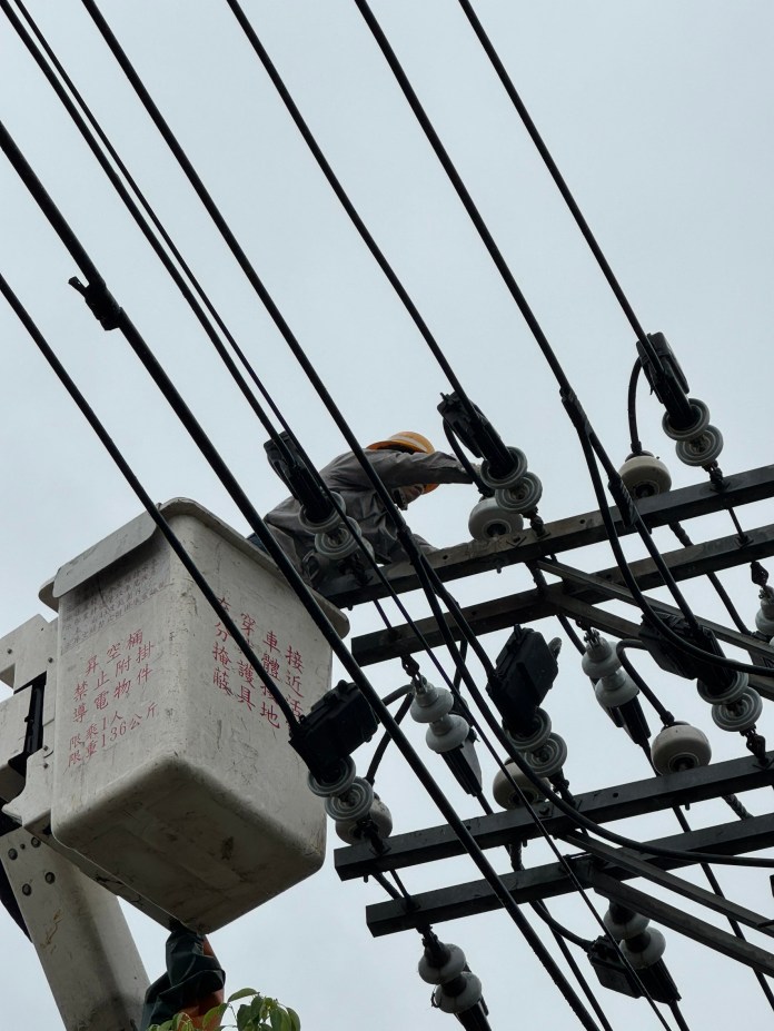 八德2143戶停電 電線桿竄火煙畫面曝 67 S 56999984 0