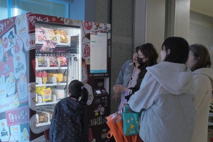 桃園特色美食智慧販售機市府開賣 9大食品業者聯手展售 66 S 16007391 0