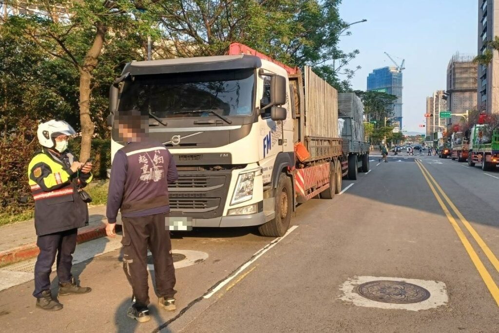 注意  看不見的死角  北投警前進砂石場宣導安全駕駛