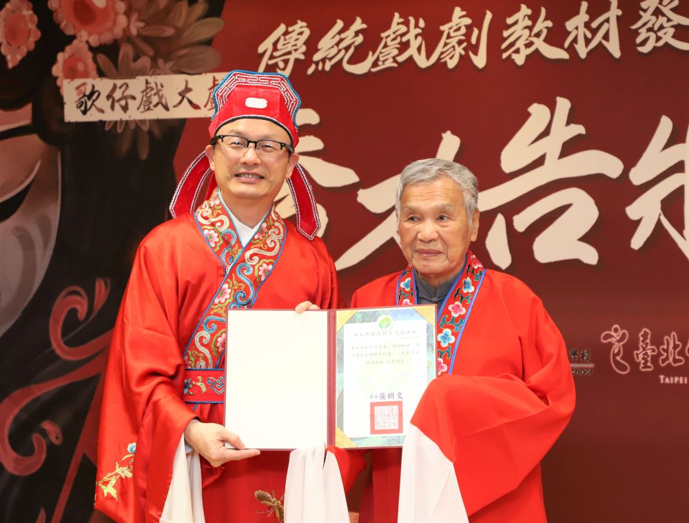 《圖說》張明文局長感謝藝術家林始原指導,協助學生掌握歌仔戲角色韻味。〈教育局提供〉