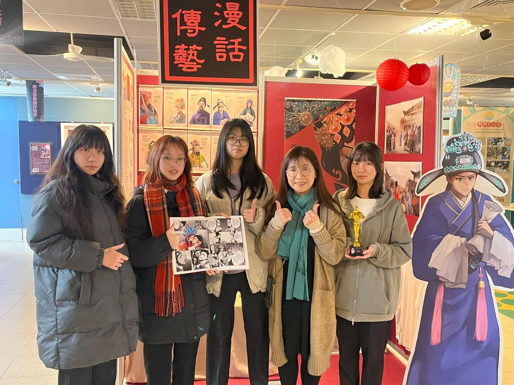 《圖說》同學與指導老師在展場拿著所繪製的漫畫書合影。〈教育局提供〉