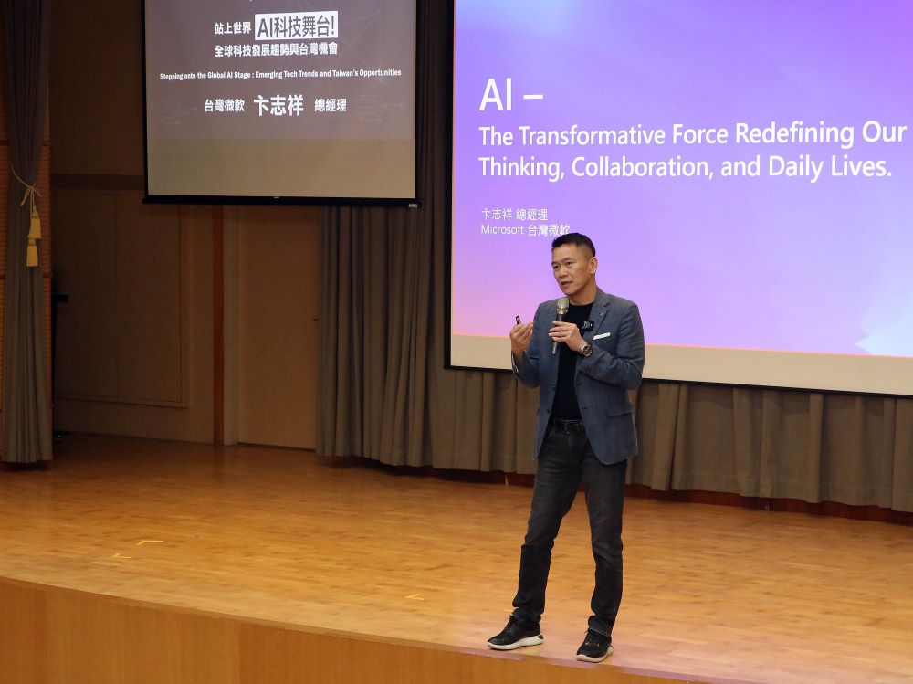 《圖說》卞志祥總經理在講座中分享科技發展趨勢,並說明微軟AI應用與市場策略。〈龍華科大提供〉