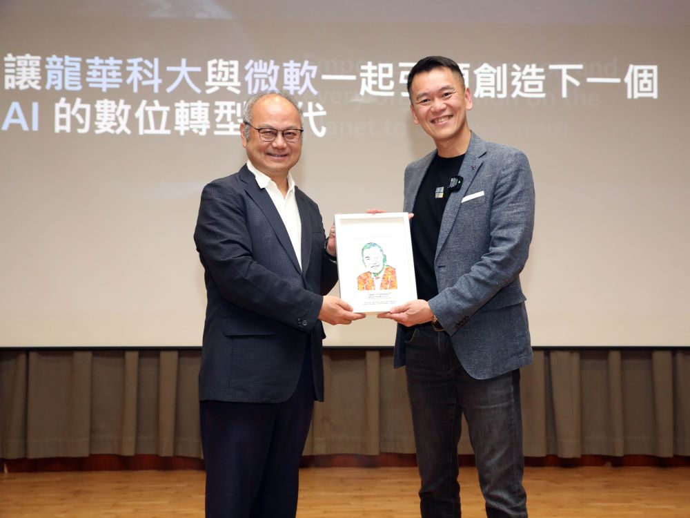 《圖說》葛自祥校長致贈紀念品,感謝卞總經理與師生分享精闢觀點與見解。〈龍華科大提供〉