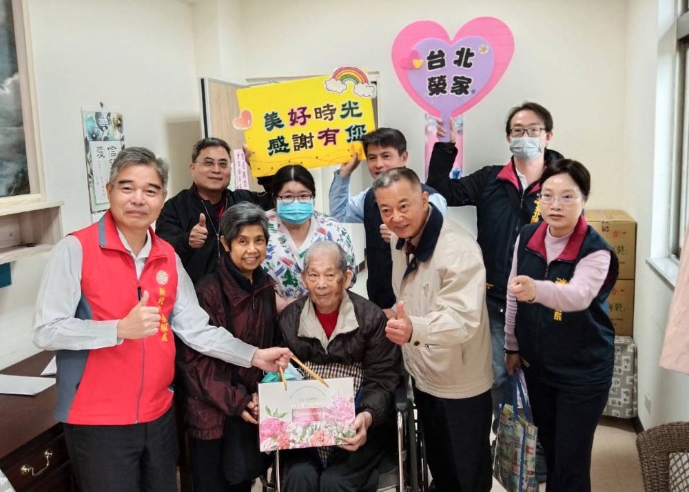 《圖說》林振生處長(左一)與陳玉麒主任(右二)一同探視孫爺爺,雙方團隊合影留念,現場洋溢溫馨氣氛。〈新北榮服處提供〉
