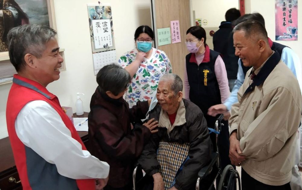 《圖說》林振生處長(左一)與陳玉麒主任(右一)聯袂探視孫爺爺,關心其在新環境中的適應情形。〈新北榮服處提供〉