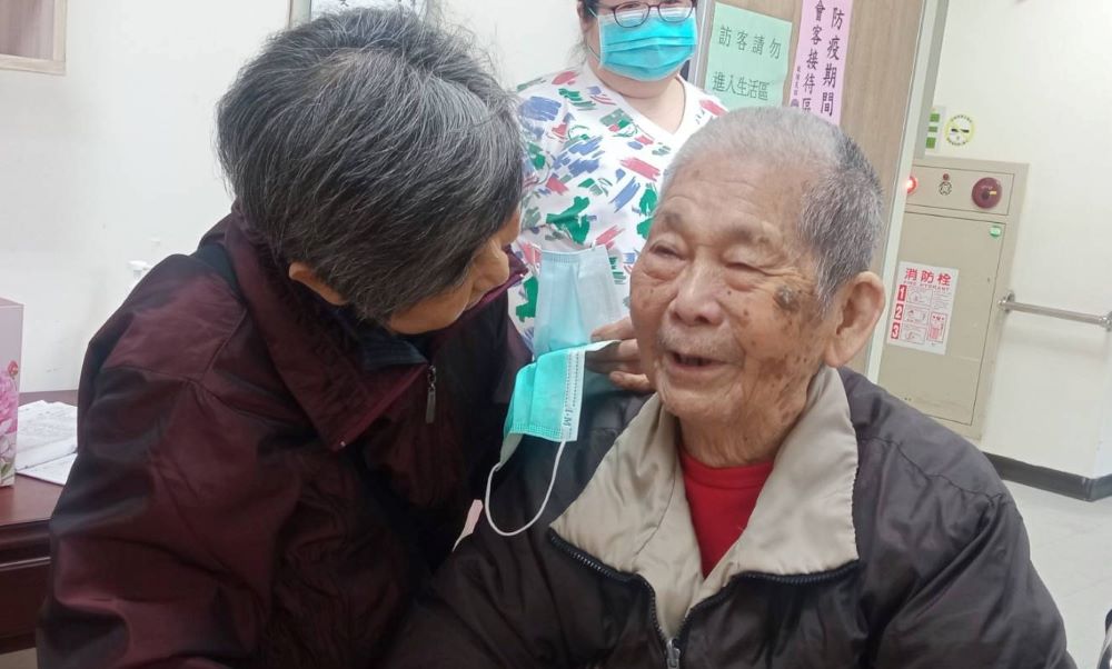 《圖說》入住榮家的孫爺爺(右)順利與越配團聚,兩人喜悅之情溢於言表。〈新北榮服處提供〉