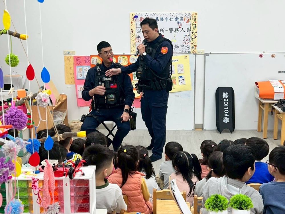 《圖說》小朋友們認真地聽著,不時舉手發問,對警察的工作充滿了好奇。〈基隆區處提供〉