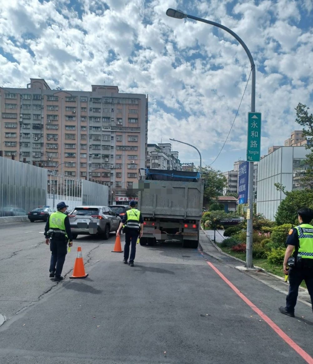 《圖說》中和警於大型車違規及肇事發生率較高路段，強化上述路段巡守及違規取締。〈中和分局提供〉