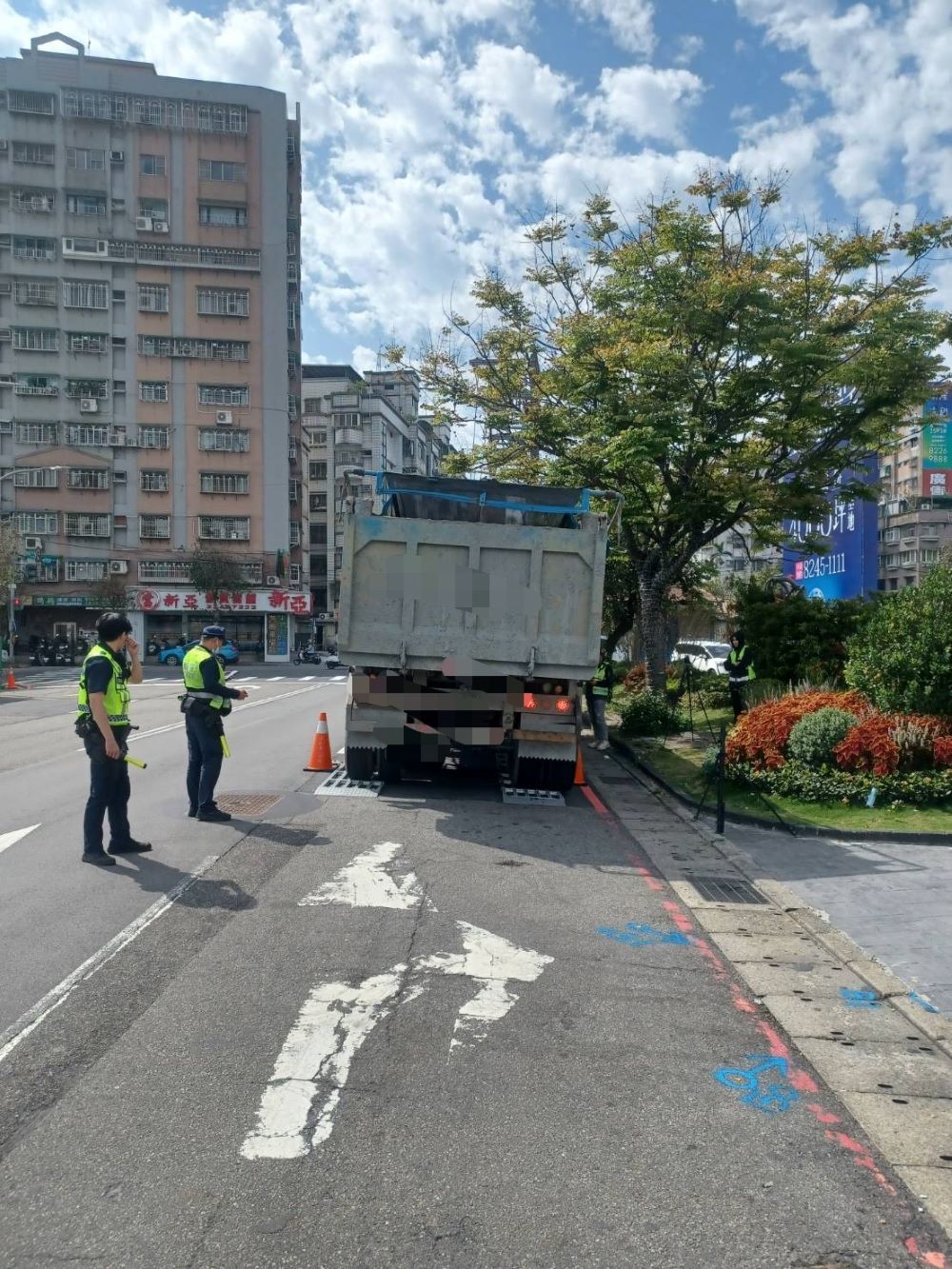《圖說》中和警藉由取締大型車輛超載等違規，有效降低潛在交通事故發生可能性。〈中和分局提供〉
