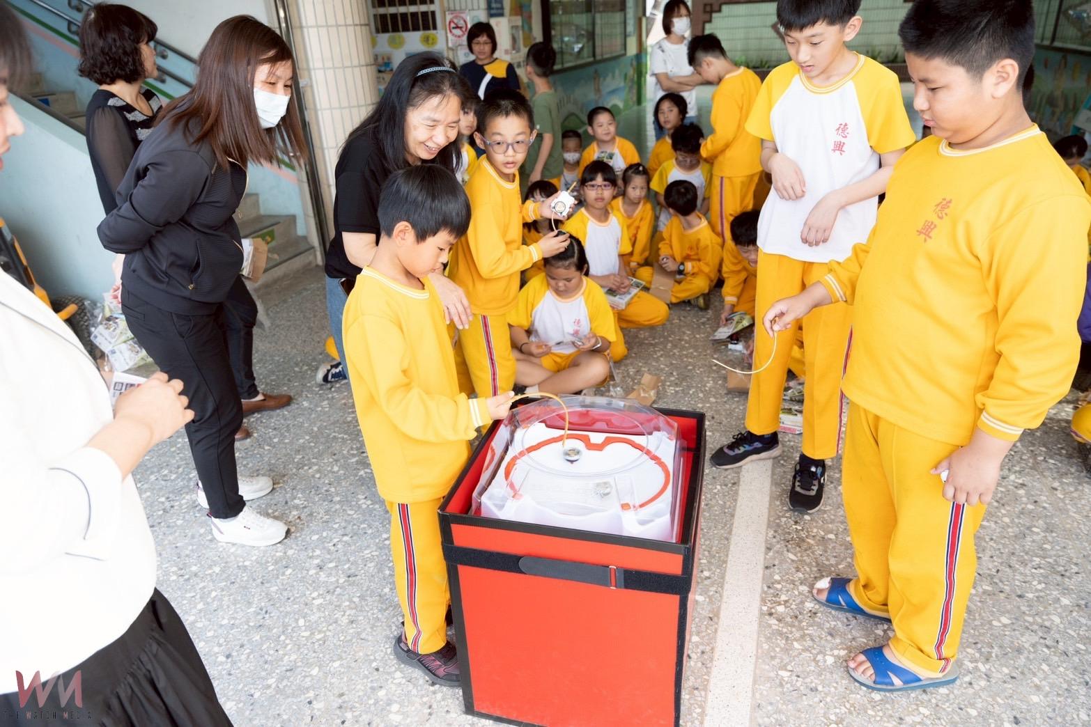 放下3C玩起真人對戰遊戲兒童節前夕校友贈送德興國小學童戰鬥陀螺 - https://www.watchmedia01.com