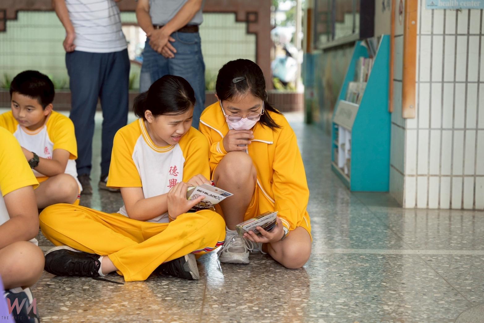 放下3C玩起真人對戰遊戲兒童節前夕校友贈送德興國小學童戰鬥陀螺 - https://www.watchmedia01.com